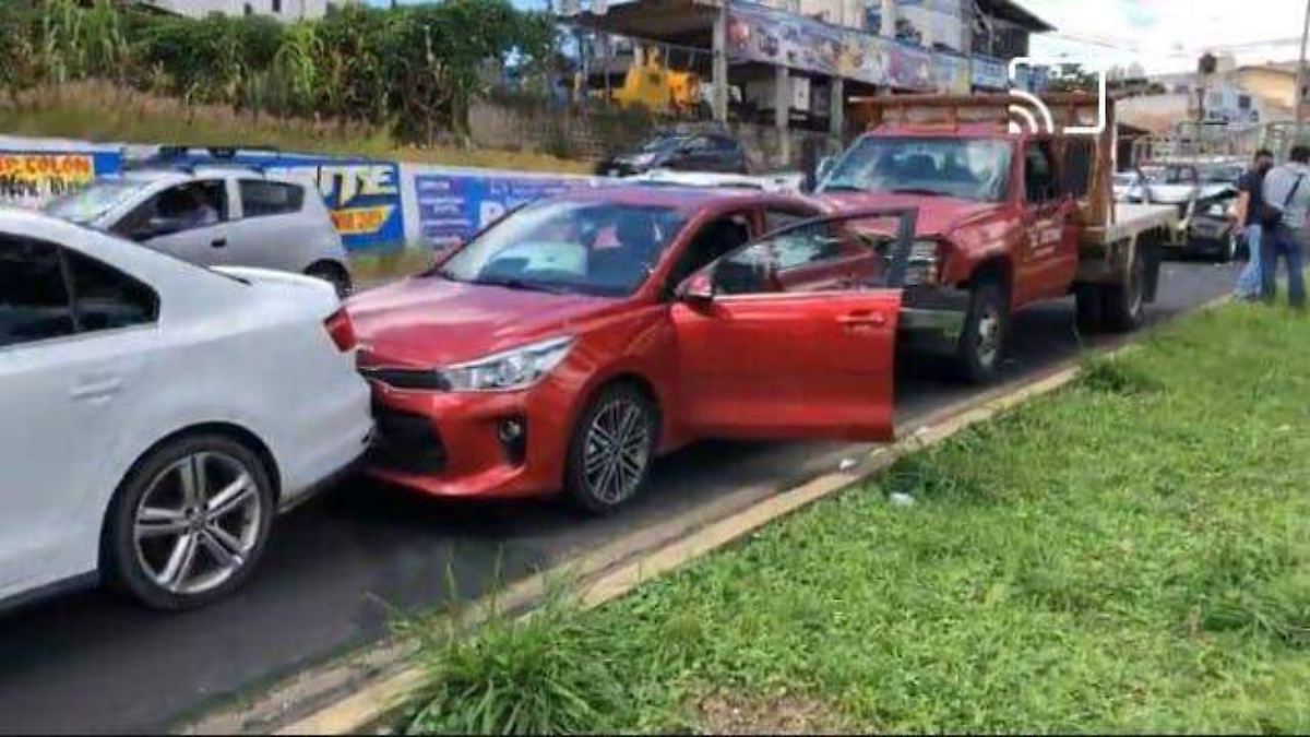 Provocó carambola de cuatro vehículos; una joven, lesionada